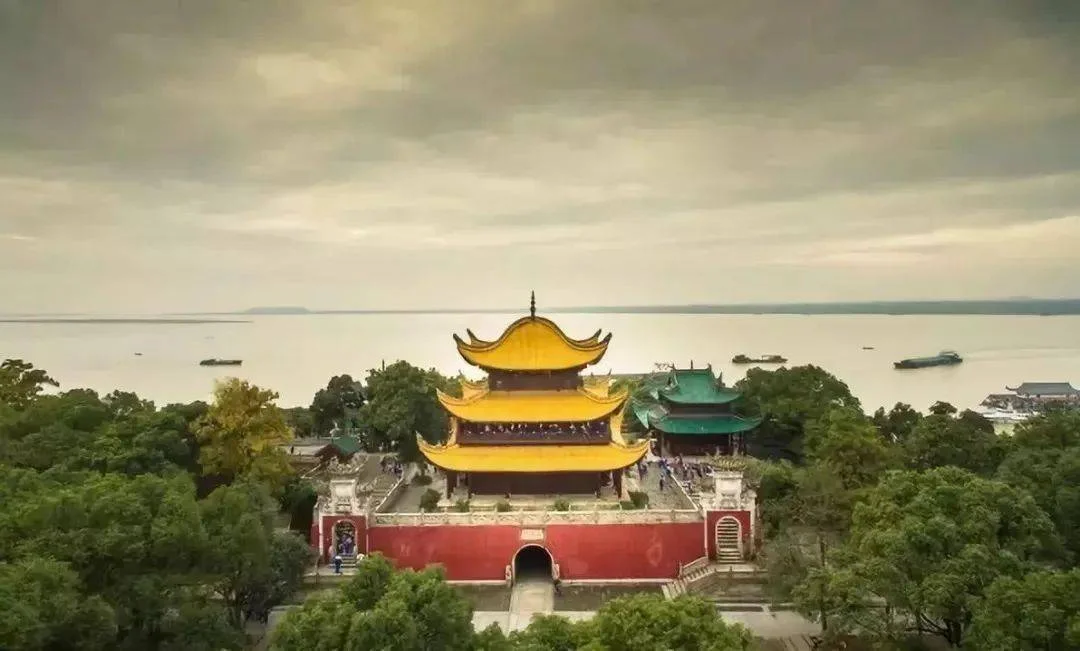 Toàn cảnh Nhạc Dương lâu nhìn ra hồ Động Đình